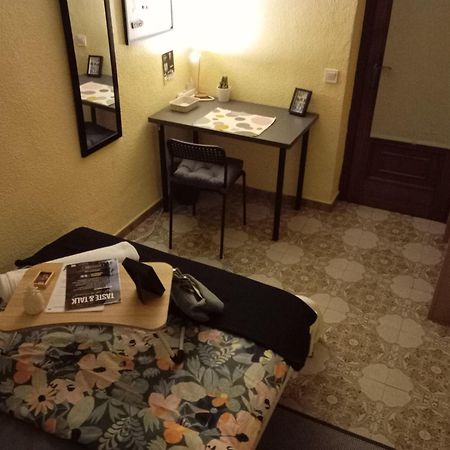 Gemuetliches Zimmer "Gold" Fuer 2 Personen Und Katzenliebhaber Valensiya Dış mekan fotoğraf